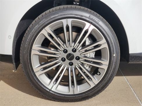 New 2026 Land Rover Range Rover Long Wheelbase SE image 7