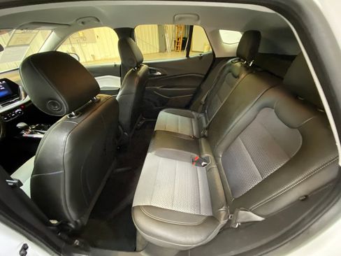 Used 2025 Chevrolet Trax LT FWD image 23