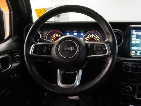 Used 2018 Jeep Wrangler Unlimited Sahara AWD/4WD image 17