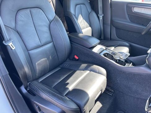 Used 2023 Volvo XC40 B5 Plus AWD/4WD image 19