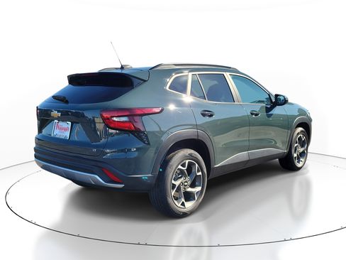 Used 2025 Chevrolet Trax LT w/ Driver Confidence Package FWD image 4