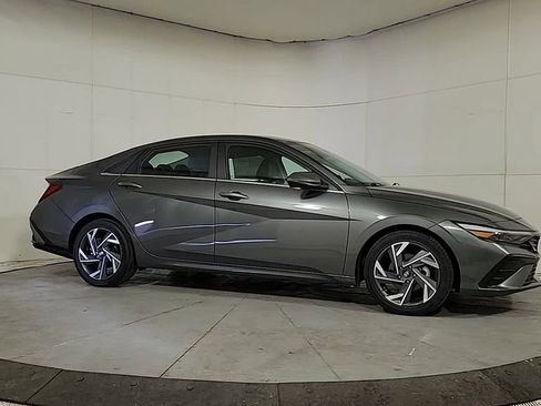 Used 2025 Hyundai Elantra Limited image 8