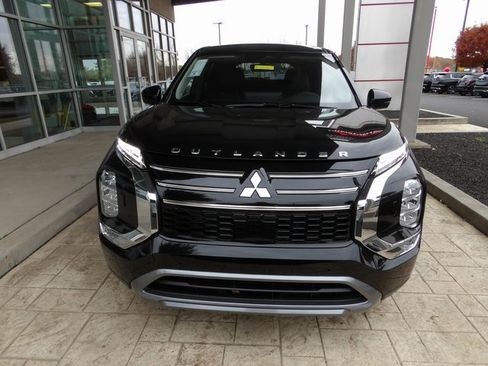 New 2025 Mitsubishi Outlander SE image 2