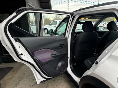 Used 2019 Nissan Kicks S image 11