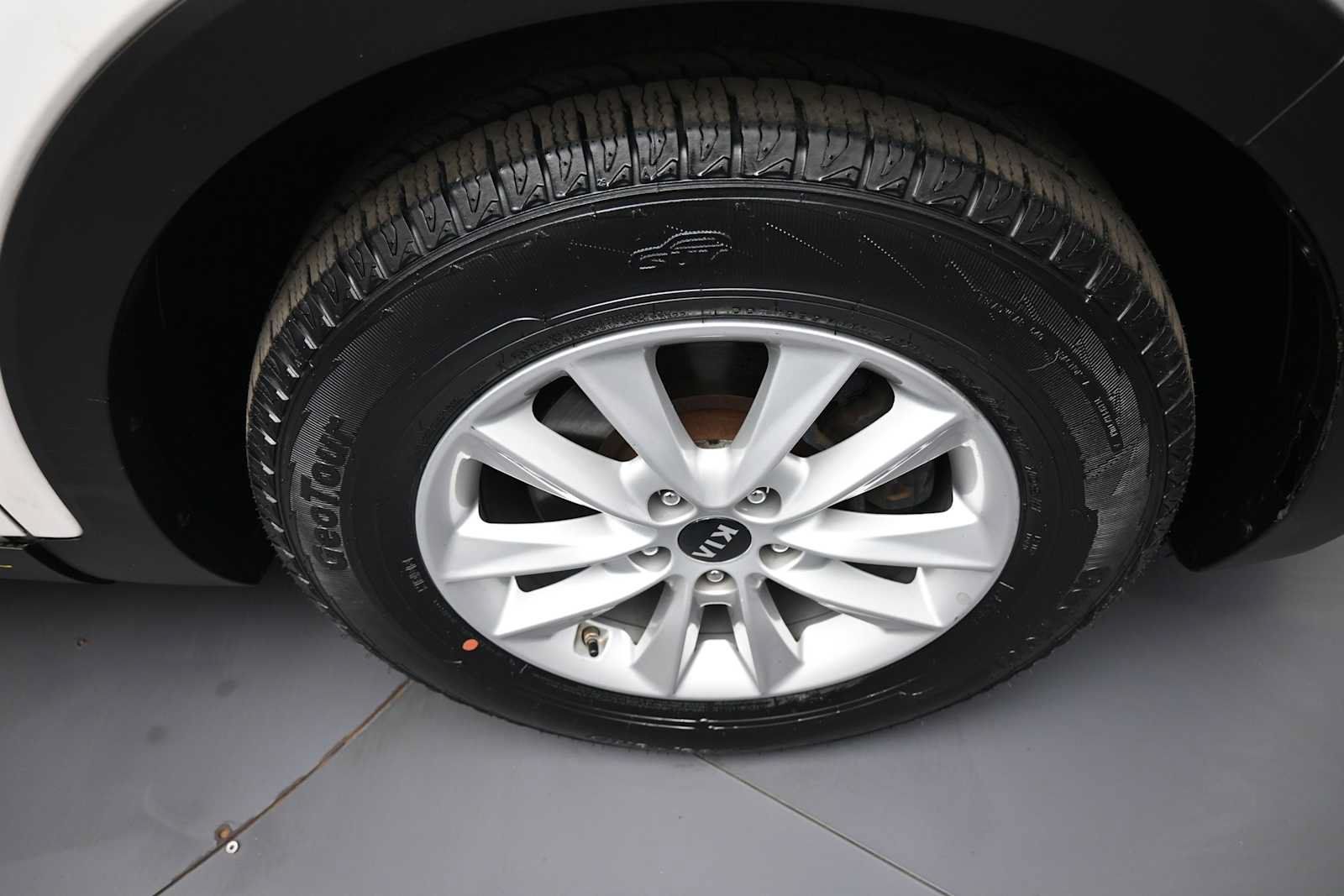 Used 2020 Kia Sorento FWD V6 image 12
