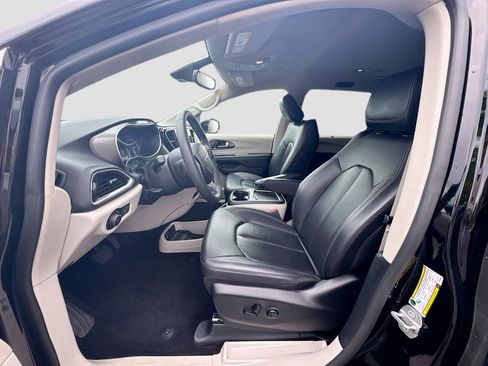 Used 2024 Chrysler Pacifica Touring-L FWD image 21