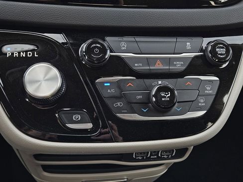 Used 2023 Chrysler Voyager LX image 14