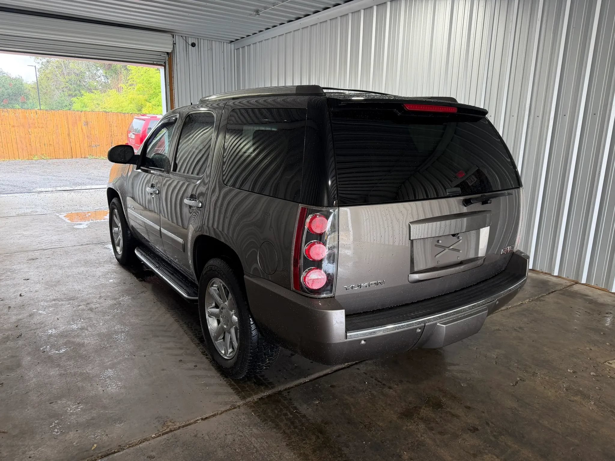 Used 2014 GMC Yukon Denali AWD/4WD image 2