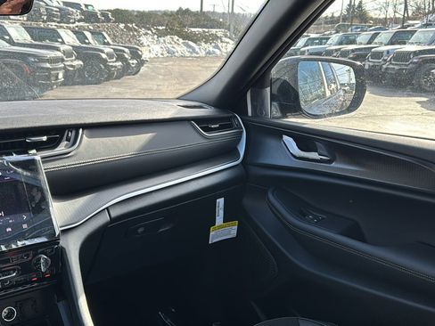 New 2025 Jeep Grand Cherokee L Altitude image 21