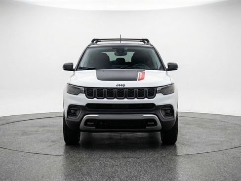 Used 2025 Jeep Compass Trailhawk AWD/4WD image 2