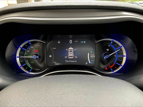 Used 2023 Chrysler Pacifica Touring-L FWD image 13