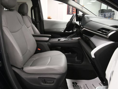 Used 2025 Toyota Sienna XLE FWD image 28