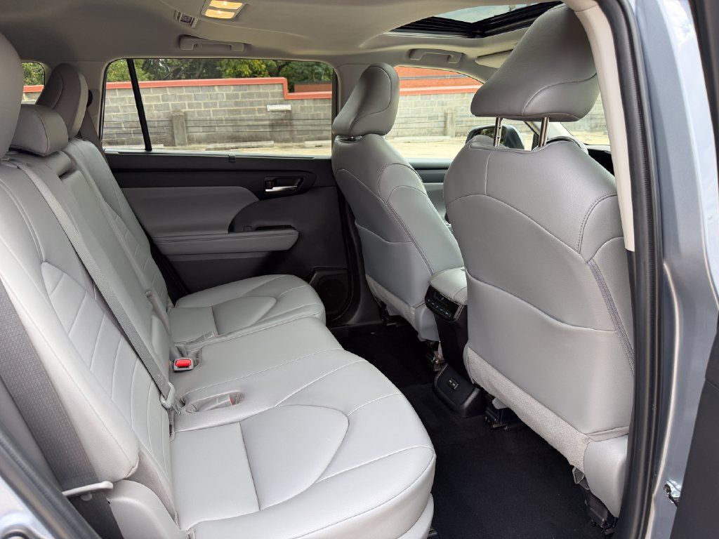 Used 2022 Toyota Highlander XLE w/ Protection Package #3 (TMS) AWD/4WD image 25