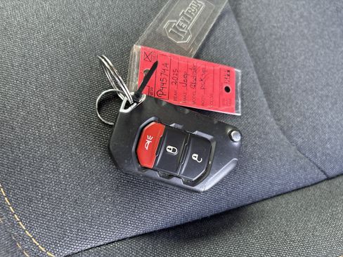 Used 2025 Jeep Gladiator Sport AWD/4WD image 37