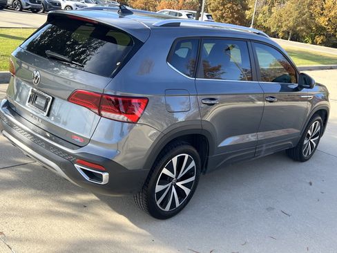 Certified 2022 Volkswagen Taos SE w/ Panoramic Sunroof Package image 10