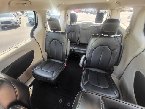 Used 2023 Chrysler Pacifica Touring-L FWD image 13