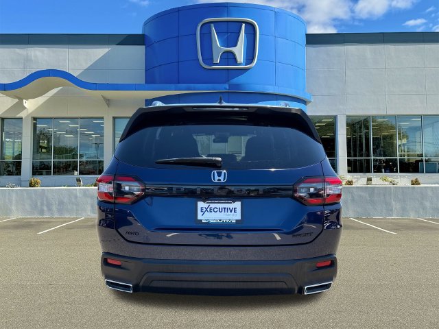 Used 2025 Honda Pilot Sport image 3