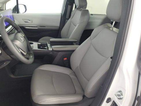 Used 2025 Toyota Sienna XLE w/ XLE Plus Package FWD image 12
