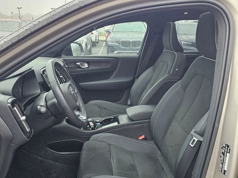 Used 2023 Volvo XC40 Recharge Ultimate AWD/4WD image 3