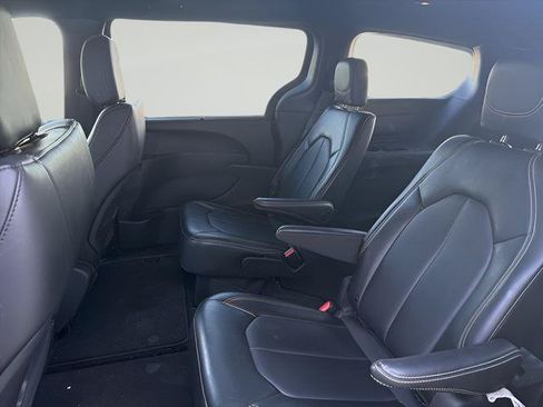 Used 2025 Chrysler Pacifica Select AWD/4WD image 10