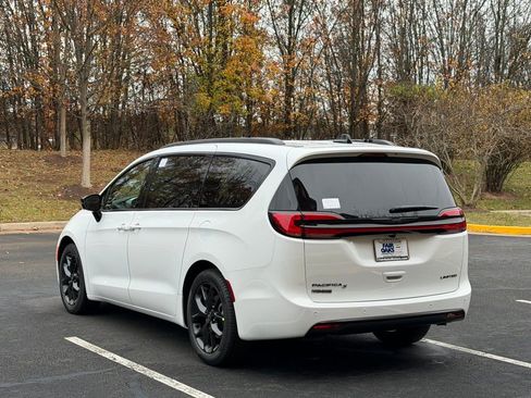 New 2026 Chrysler Pacifica Limited w/ Uconnect Theater Family Group image 9