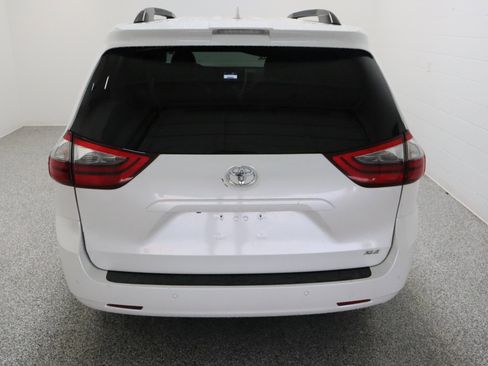 Used 2020 Toyota Sienna XLE w/ XLE Navigation Package image 8