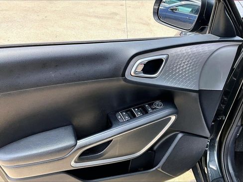 Used 2025 Kia Soul LX w/ LX Technology Package FWD image 20