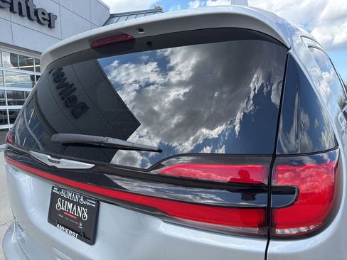 Used 2024 Chrysler Pacifica Touring-L FWD image 14