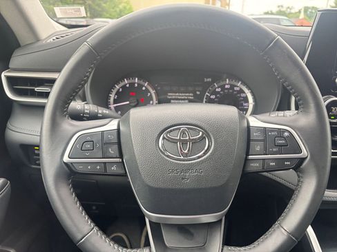 Used 2025 Toyota Highlander LE FWD image 36