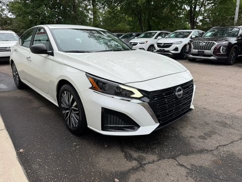 Used 2025 Nissan Altima 2.5 SV FWD image 4