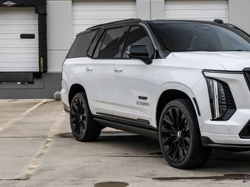 Used 2025 Cadillac Escalade V w/ LPO, ONYX Package AWD/4WD image 27
