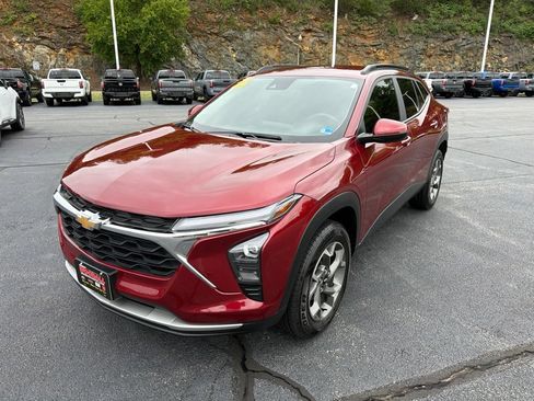 Used 2024 Chevrolet Trax LT w/ Driver Confidence Package FWD image 3
