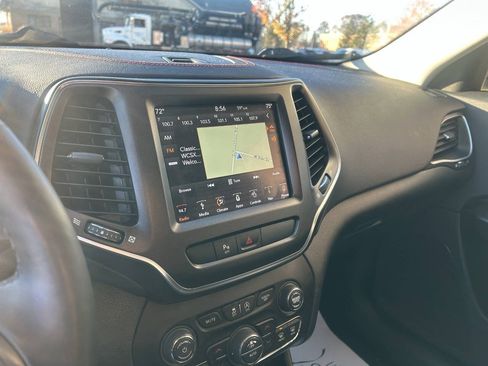 Used 2019 Jeep Cherokee Trailhawk w/ Cold Weather Group image 17