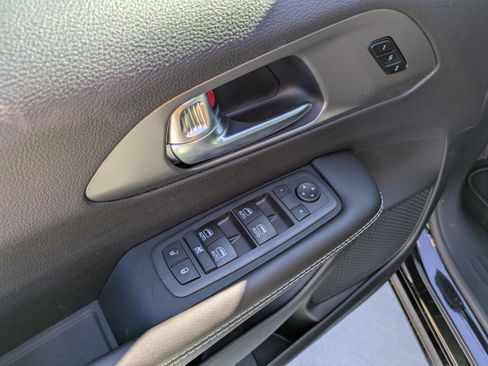 New 2026 Chrysler Pacifica Select image 12