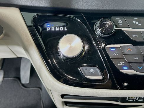 Used 2024 Chrysler Pacifica Touring-L image 24