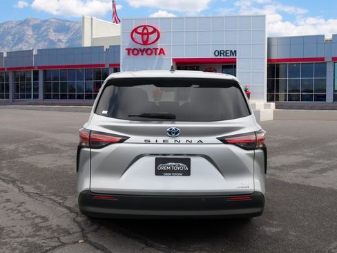 Used 2021 Toyota Sienna XLE image 5