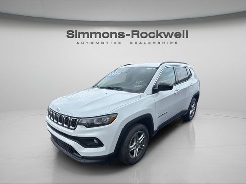 Used 2024 Jeep Compass Latitude AWD/4WD image 1