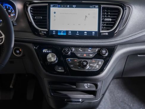 New 2026 Chrysler Pacifica Select image 16