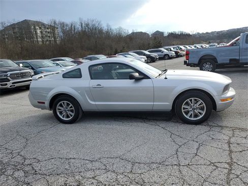 Used 2005 Ford Mustang Deluxe image 3