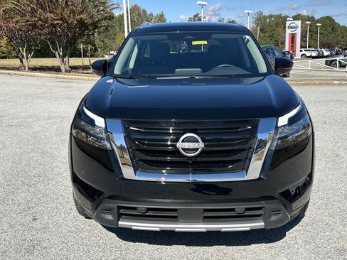 Used 2025 Nissan Pathfinder SL image 2
