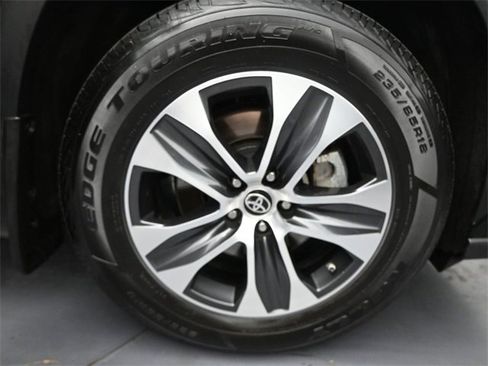 Used 2022 Toyota Highlander XLE image 31