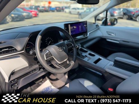 Used 2025 Toyota Sienna XLE FWD image 15