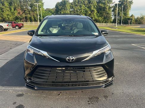 New 2026 Toyota Sienna XLE image 9