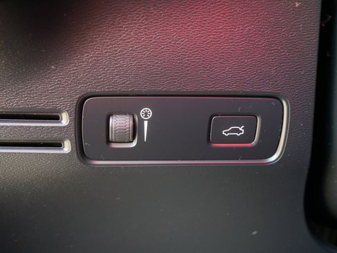 Certified 2022 Volvo XC40 P8 Recharge Ultimate image 27