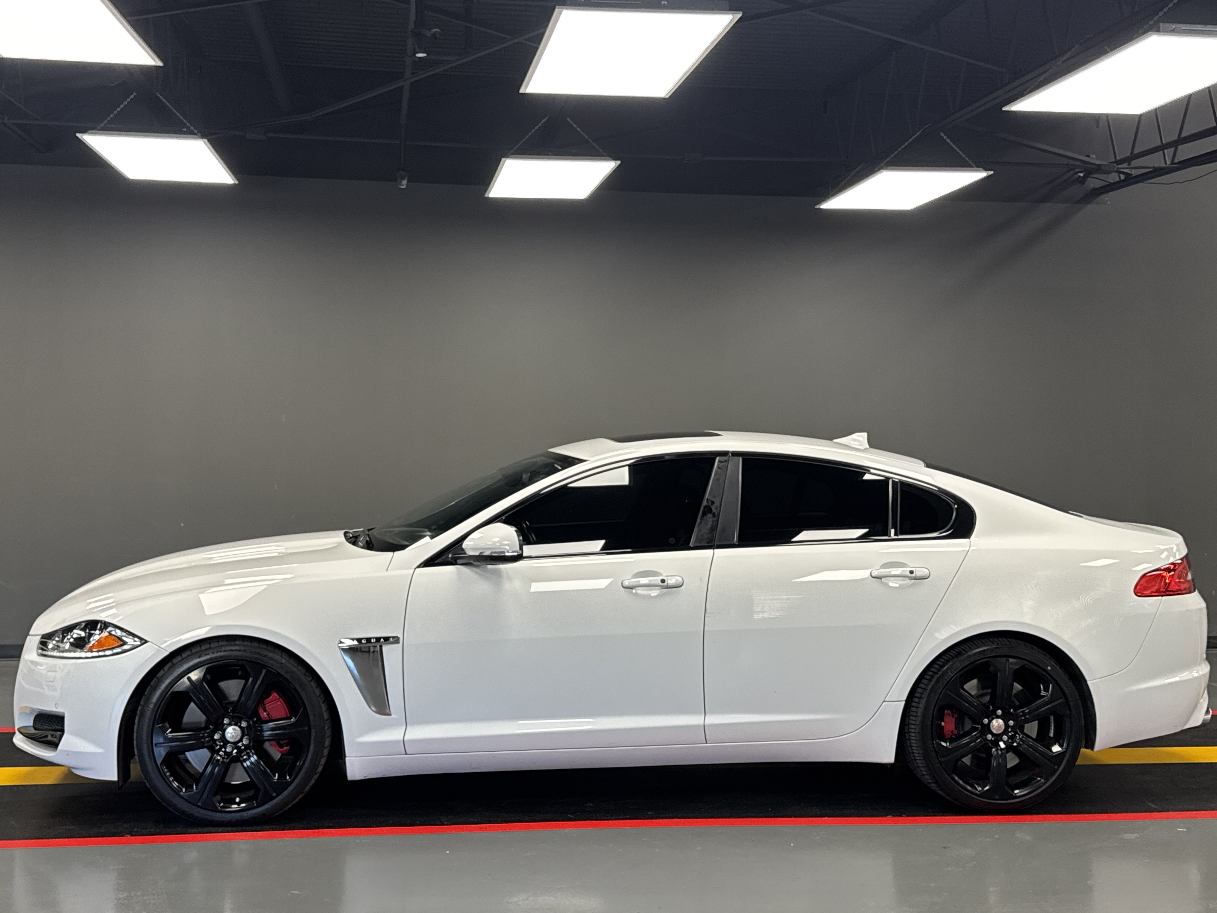 Used 2015 Jaguar XF Supercharged RWD image 2