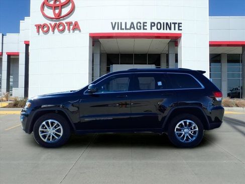 Used 2021 Jeep Grand Cherokee Laredo image 2