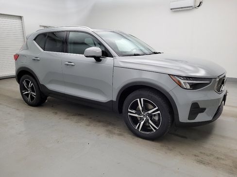 Used 2024 Volvo XC40 B5 Core image 11