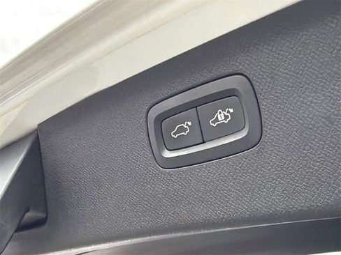 Used 2016 Volvo XC90 T6 Momentum image 10