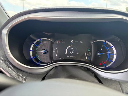 Used 2024 Chrysler Pacifica Limited FWD image 11