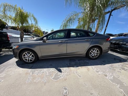 Used 2014 Ford Fusion SE FWD image 3